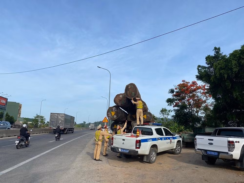 Xe đầu kéo đang chở hơn 83m3 gỗ lim lưu thông từ Hải Phòng vào TP HCM