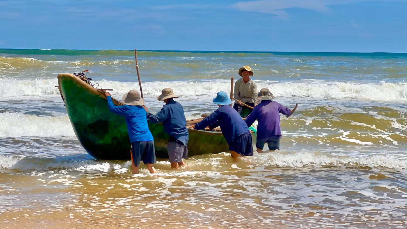 Những chuyến biển thường kéo dài khoảng chừng 6 - 8 tiếng là trở về. Thuyền vừa cập bờ, những người vợ của ngư dân cũng khẩn trương ra hỗ trợ chồng đưa chiếc thuyền vào sâu trong bờ để tránh những con sóng lớn.