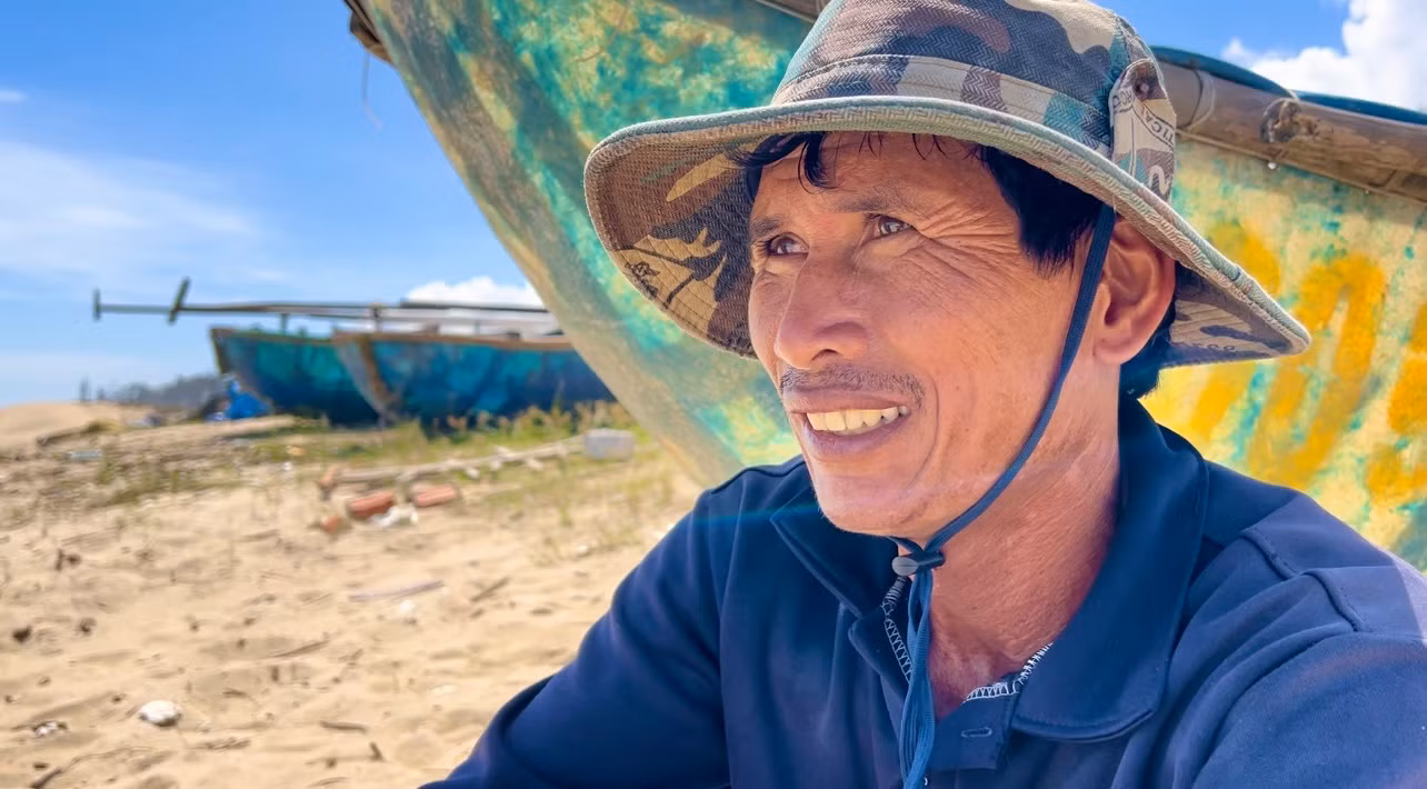 Theo ngư dân Nguyễn Thanh Bình (trú xã Đức Minh), nghề đánh bắt gần bờ nó tréo ngoe lắm. Mùa biển động lại là thời điểm cá tôm nhiều hơn hẳn các tháng biển lặng. Biển động, nhiều loại tôm cá thường dạt vào gần bờ và những ‘cây chà’ ngư dân dựng trên biển trú ngụ nên mỗi chuyến ra biển chỉ từ 6-8 tiếng nhưng đánh bắt được rất nhiều hải sản.