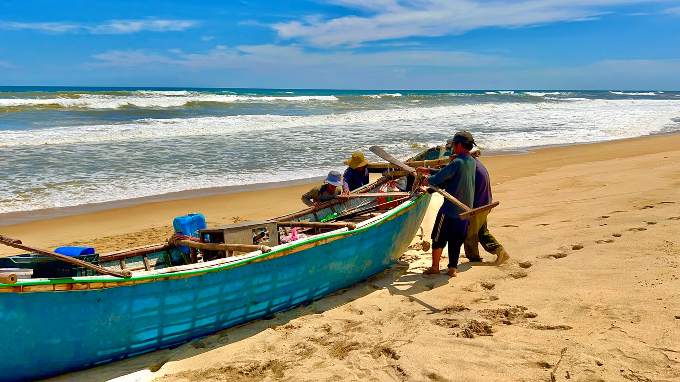 Đã có không ít tai nạn đáng tiếc đã xảy ra, nhẹ thì lật ghe, trôi ngư lưới cụ, còn nặng thì ngư dân có thể đánh đổi cả bằng mạng sống và chuyện ra khơi bất thành là chuyện không hiếm.