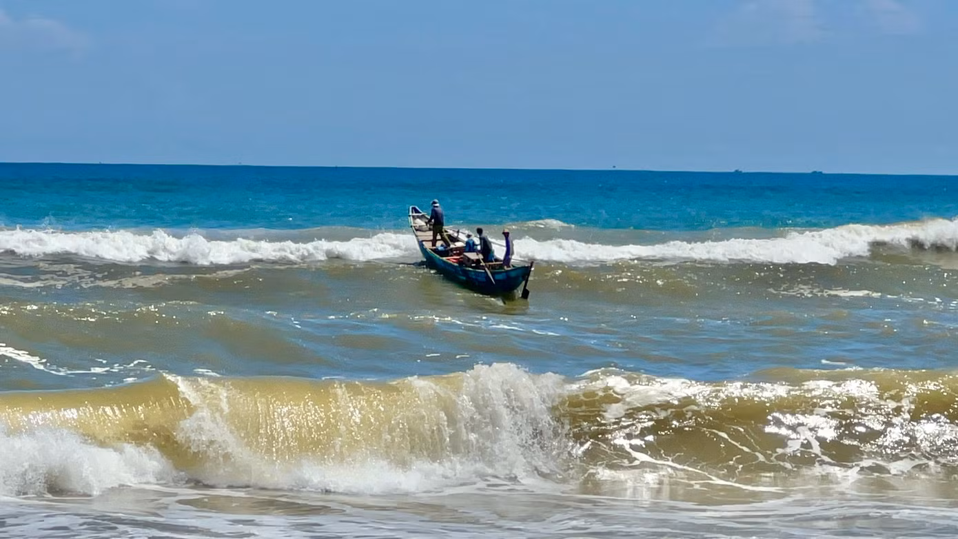 Mùa biển động cũng là thời điểm cá, tôm nhiều hơn các tháng biển lặng. Mặt khác, khi thời tiết xấu thì giá hải sản cũng khá cao, nên kích thích ngư dân ra khơi.