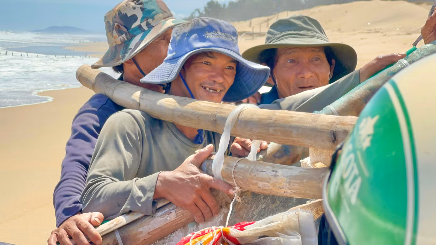 “Nhiều hôm “trúng mánh” thu bạc triệu chứ chẳng ít, còn không thì cũng kiếm được vài trăm nghìn nên ai cũng ham”, ngư dân Nho chia sẻ.