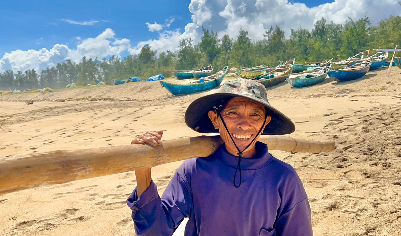 Ngư dân Đinh Nho (trú xã Đức Minh) cho biết, vượt sóng ra biển đã khó nhưng khi trở về bờ lại càng khó hơn. Chỉ cần những quyết định và phán đoán sai thì hậu quả và thiệt hại sẽ khó lường. Dẫu biết ra khơi mùa này thường gặp nhiều bất trắc nhưng vì miếng cơm nên ngư dân chúng tôi đành đánh liều vậy thôi.