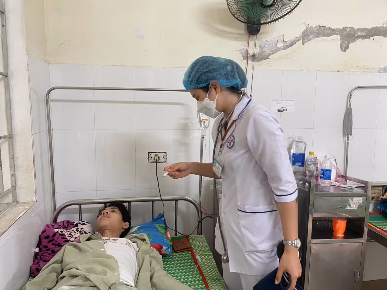 Các bệnh nhân đều có triệu chứng đau bụng, tiêu chảy, nôn, sốt cao, đau đầu sau khi ăn bánh mì.