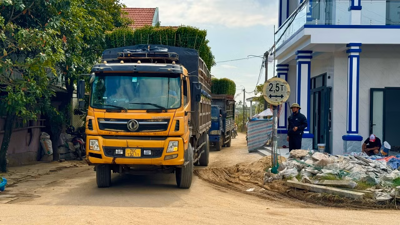 Dọc các tuyến đường tấp nập kẻ mua, người bán. Hoa được vận chuyển đi khắp nơi. Ảnh: Nguyễn Ngọc