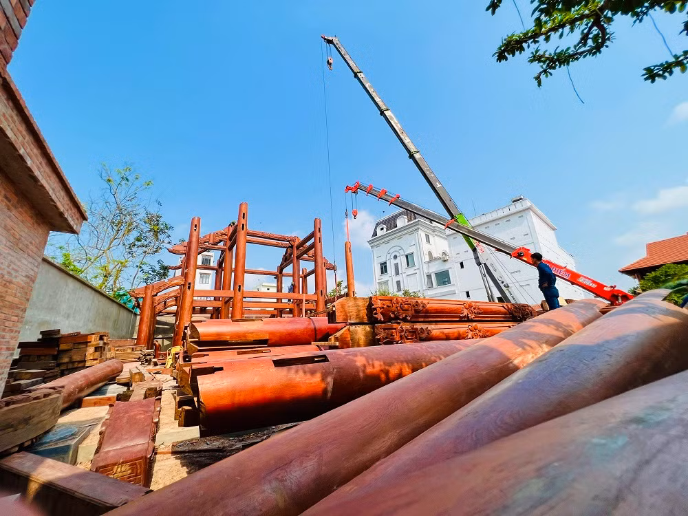 Dự kiến trong vài ngày tới, việc tháo dỡ biệt phủ trái phép sẽ hoàn tất.