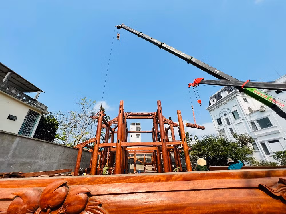 Xe cẩu hạng nặng tham gia tháo dỡ.
