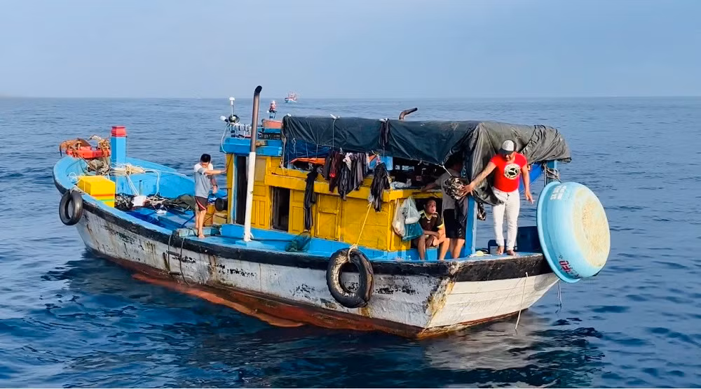 Lực lượng tuần tra phát hiện tàu cá BĐ 10546 TS cất giấu 33 đĩa gốm sứ, 7 tô (bát) trong các khoang tàu.