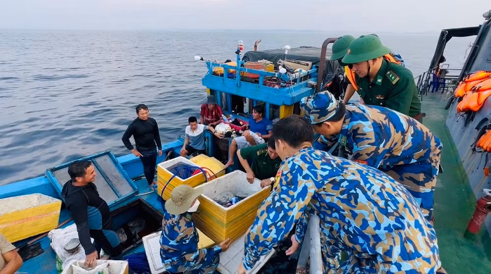 Lực lượng tuần tra phát hiện tàu cá BĐ 10546 TS cất giấu 33 đĩa gốm sứ, 7 tô (bát) trong các khoang tàu.