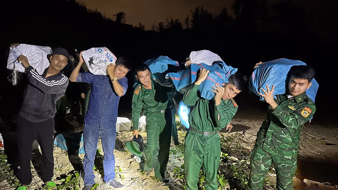 Ngày 14/1, người dân và lực lượng chức năng phát hiện gần 3 tạ ma túy trôi dạt vào bờ biển.