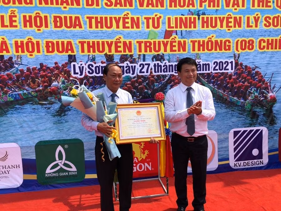 Trao Bằng công nhận Di sản văn hóa phi vật thể quốc gia đối với Lễ hội đua thuyền Tứ linh Lý Sơn.