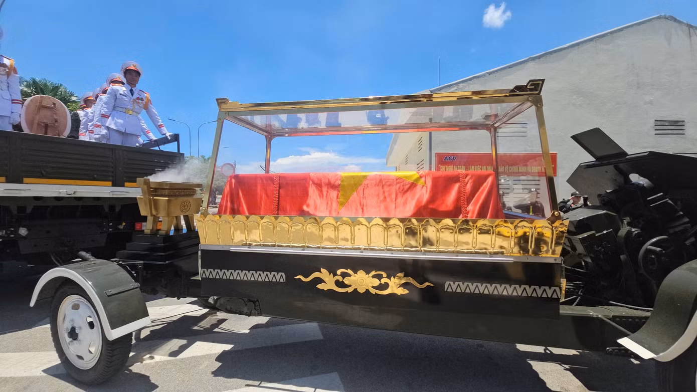 Hiện linh cữu đã lên linh xa di chuyển về nơi an táng ở xã Phổ Khánh (cách sân bay Chu Lai khoảng 100km).