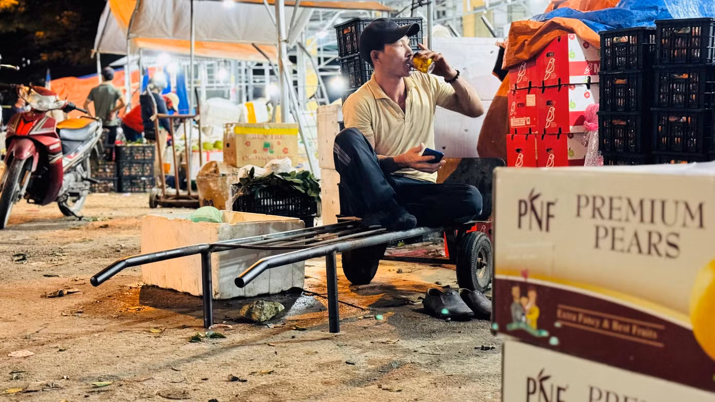 Làm công việc thâu đêm, nước tăng lực và cà phê là thức uống không thể thiếu của những người lao động chân tay. Ảnh: Nguyễn Ngọc