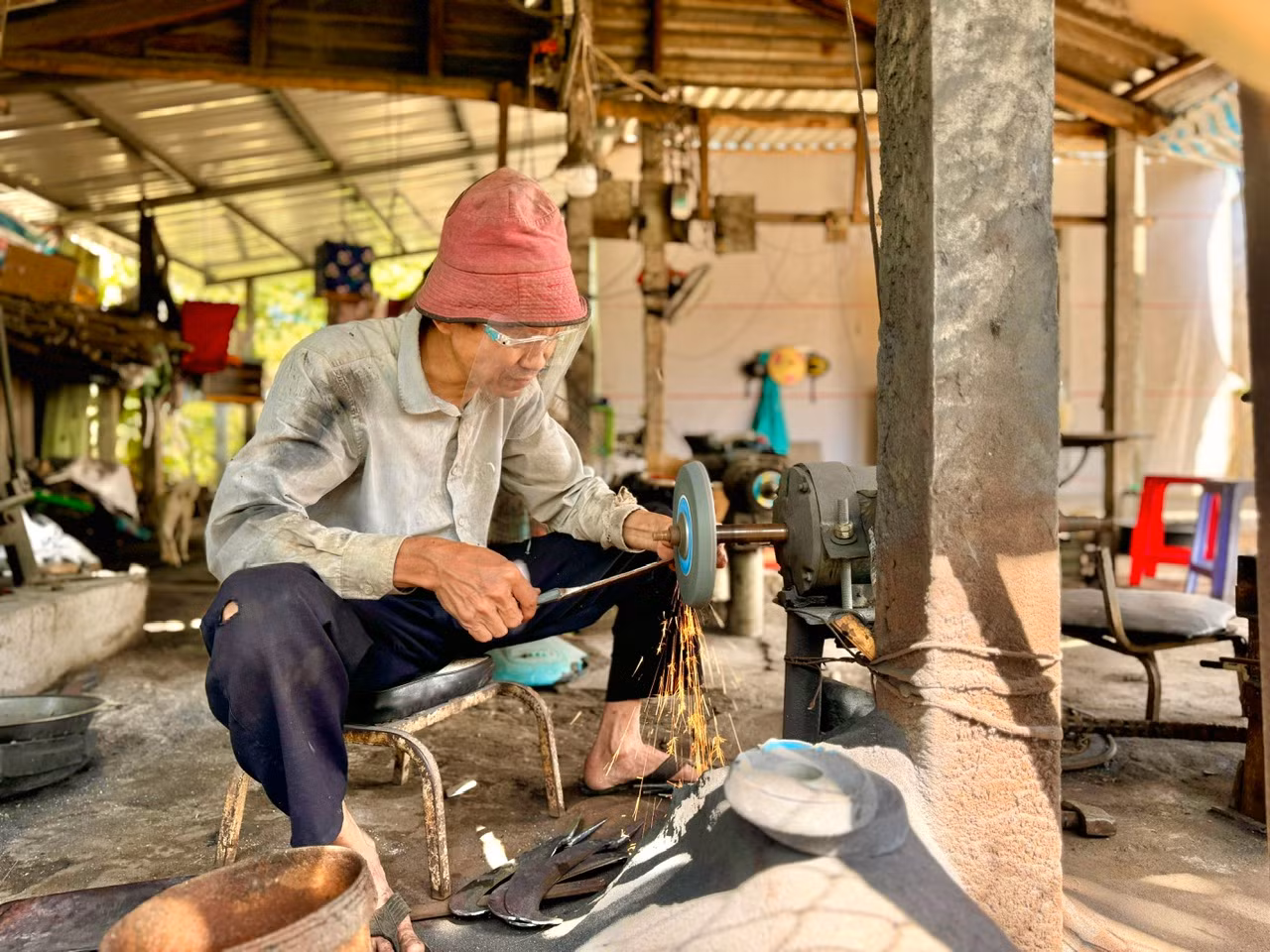 Mỗi năm làng rèn Minh Khánh (xã Tịnh Minh) sản xuất ra khoảng hơn 200.000 sản phẩm, chủ yếu là rựa, liềm, dao, xẻng, cuốc, búa... Sản phẩm kim khí ở đây có nét riêng, sắc sảo khiến người dùng ưa thích. Các sản phẩm không chỉ tiêu thụ trong tỉnh mà còn được xuất đi các tỉnh phía Nam và Tây Nguyên.