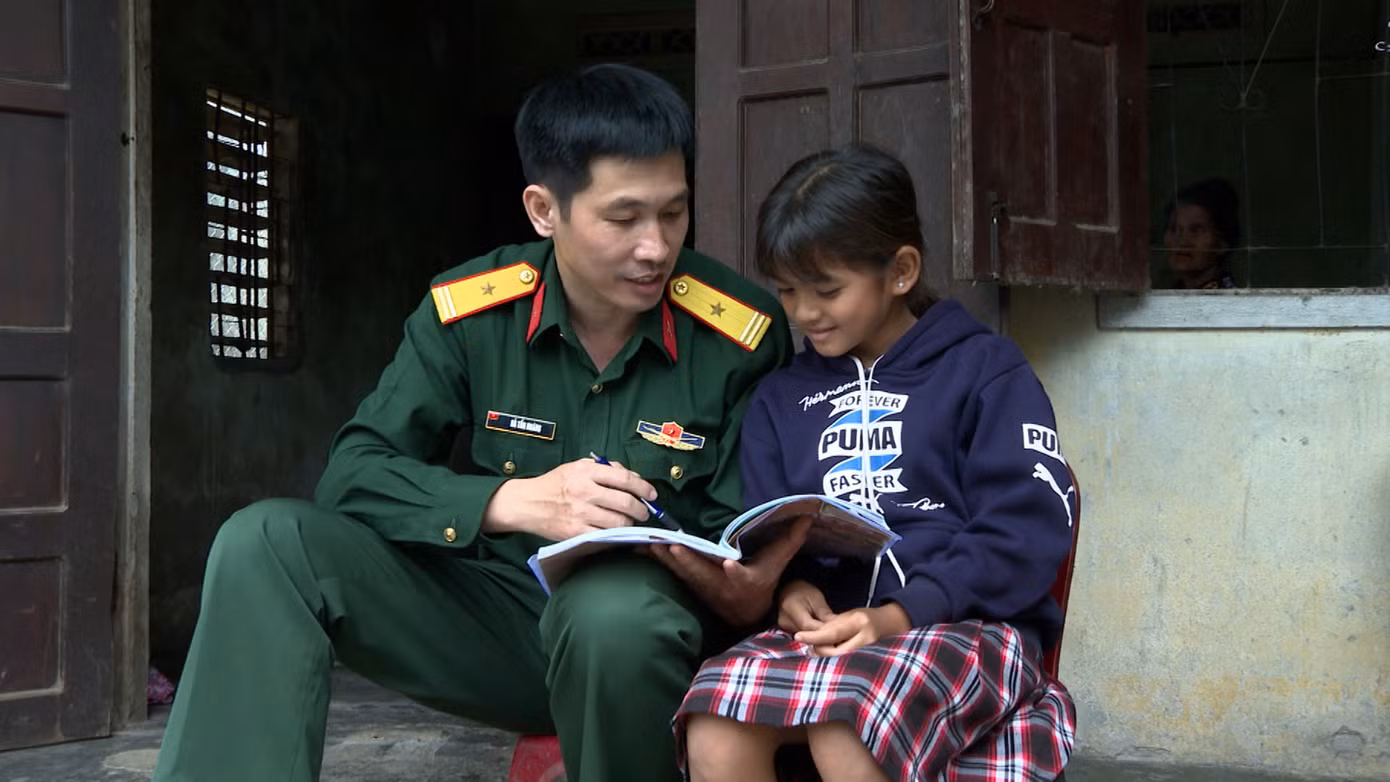 Các chiến sĩ Ban CHQS huyện Tư Nghĩa hướng dẫn em Phạm Thị Kim Sanh học bài.