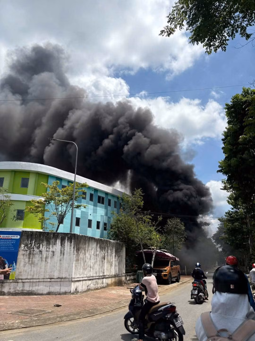 Cột khói cao hàng chục mét.
