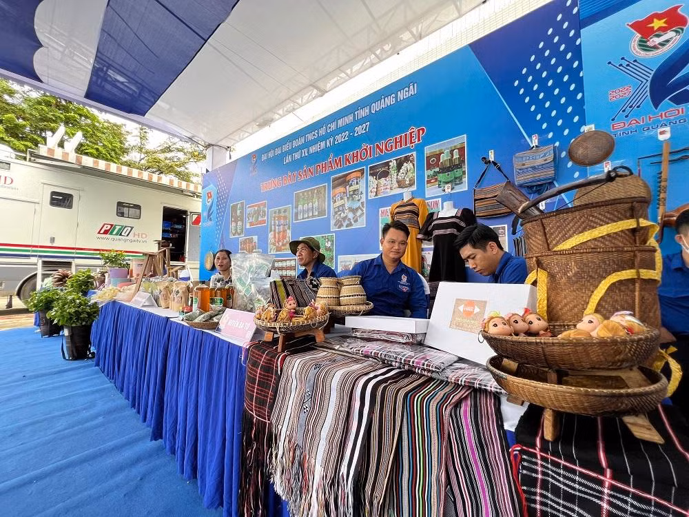 Gian hàng trưng bày sản phẩm thanh niên khởi nghiệp của 12 đơn vị (12 huyện, thị, thành đoàn, đoàn trực thuộc và Câu lạc bộ Thanh niên khởi nghiệp của tỉnh Quảng Ngãi) với 25 sản phẩm, tiêu biểu như: Các sản phẩm từ tỏi (tỏi, tỏi đen, cao tỏi đen, rượu tỏi, bột tỏi); Măng tây hữu cơ; Quế Trà Bồng; Các sản phẩm nấm đông trùng hạ thảo; rượu nếp,…