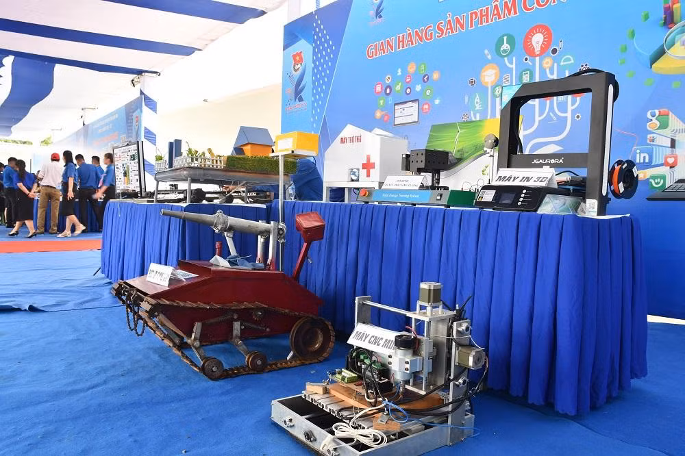 Khu vực trưng bày sản phẩm sáng tạo với nhiều mô hình độc đáo như: Máy trợ thở, Robot cứu hỏa, Máy CNC mini, Máy in 3D…