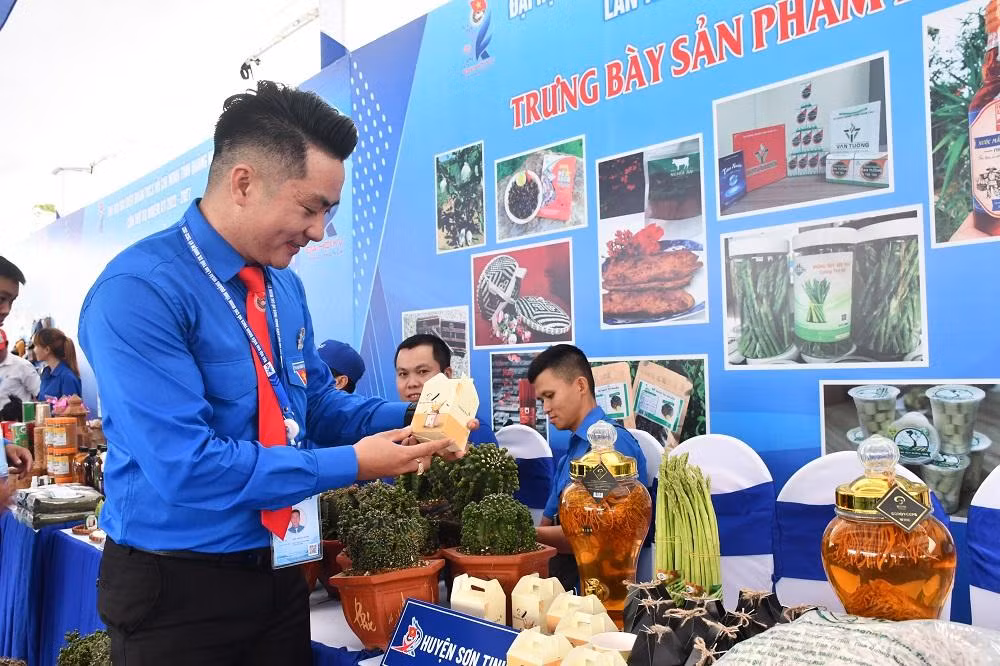 Cũng trong chiều 1/10, Đại hội đại biểu Đoàn TNCS Hồ Chí Minh tỉnh Quảng Ngãi lần thứ 15, nhiệm kỳ 2022 – 2027 đã tiến hành phiên thứ hai, bầu ban chấp hành. Từ 35 đại biểu ứng cử, đại hội đã bầu chọn 31 ủy viên vào Ban Chấp hành Tỉnh Đoàn tỉnh Quảng Ngãi khóa mới. Ngày mai 2/10, đại hội sẽ bầu 11 đại biểu chính thức và 4 đại biểu dự khuyết tham dự Đại hội Đoàn toàn quốc lần thứ 12.