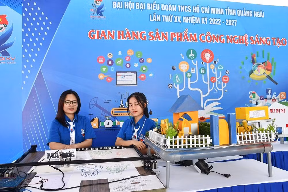 Khu vực trưng bày sản phẩm sáng tạo với nhiều mô hình độc đáo như: Máy trợ thở, Robot cứu hỏa, Máy CNC mini, Máy in 3D…
