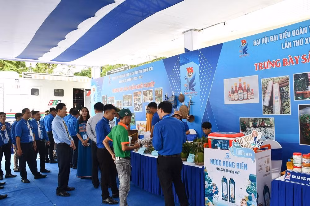 Gian hàng trưng bày sản phẩm thanh niên khởi nghiệp của 12 đơn vị (12 huyện, thị, thành đoàn, đoàn trực thuộc và Câu lạc bộ Thanh niên khởi nghiệp của tỉnh Quảng Ngãi) với 25 sản phẩm, tiêu biểu như: Các sản phẩm từ tỏi (tỏi, tỏi đen, cao tỏi đen, rượu tỏi, bột tỏi); Măng tây hữu cơ; Quế Trà Bồng; Các sản phẩm nấm đông trùng hạ thảo; rượu nếp,…