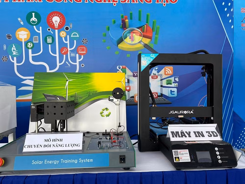 Khu vực trưng bày sản phẩm sáng tạo với nhiều mô hình độc đáo như: Máy trợ thở, Robot cứu hỏa, Máy CNC mini, Máy in 3D…