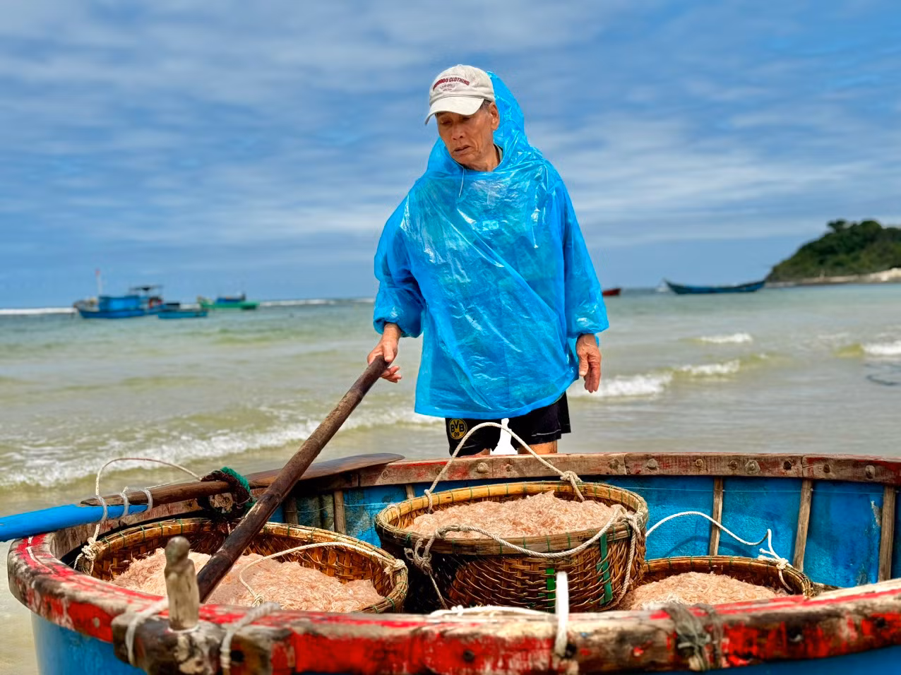 Ruốc (tép biển, khuyết) là tên gọi của một loại động vật giáp xác mười chân. Sống ở vùng nước ven gần bờ. Ruốc có hình dạng giống con tôm nhưng chỉ nhỏ khoảng 4 - 10 mm. Ảnh: Nguyễn Ngọc