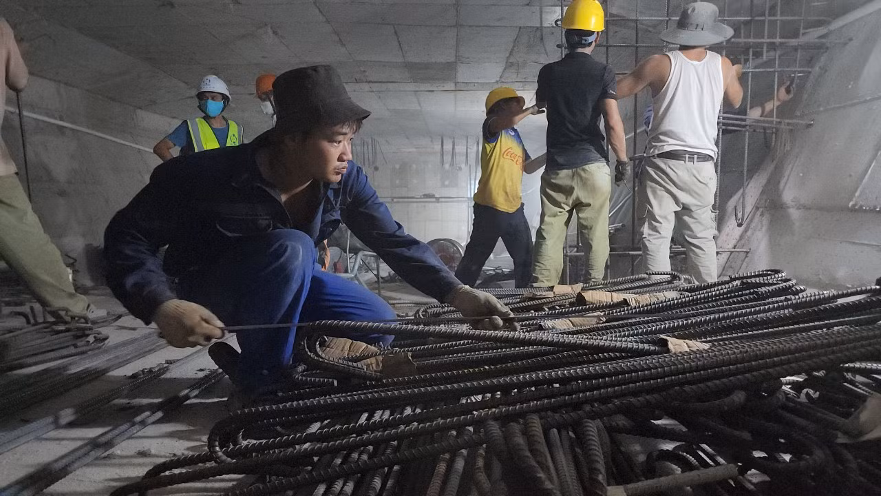 Hiện có 28 công nhân làm việc liên tục, nhà thầu có muốn tăng nhân lực cũng không được vì không gian thi công sửa chữa cầu rất chật hẹp.