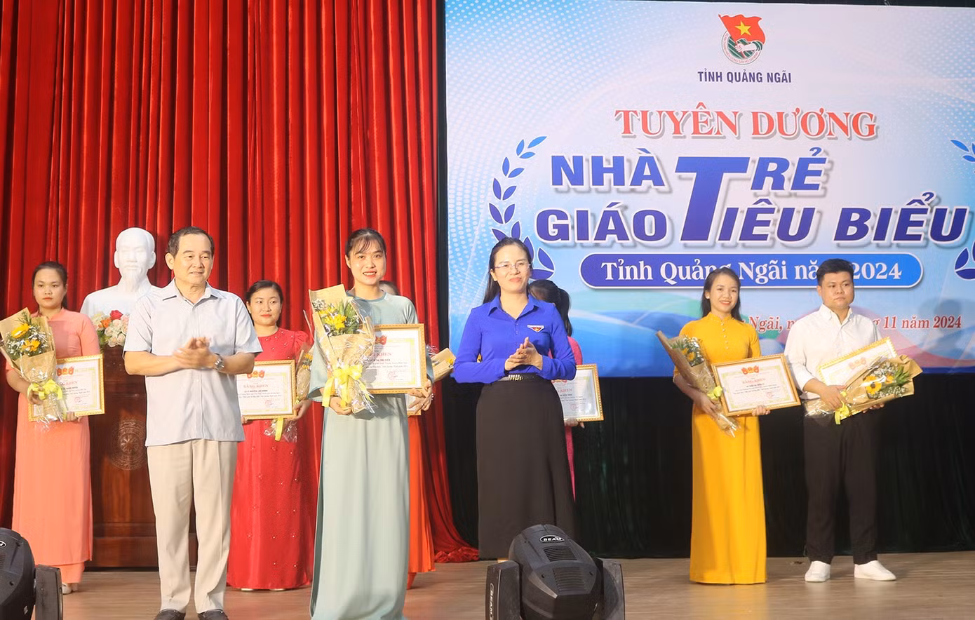 Chị Hồ Thị Thu Thanh - Phó Bí thư Tỉnh Đoàn Quảng Ngãi trao bằng khen của Tỉnh Đoàn và tặng hoa chúc mừng các nhà giáo trẻ tiêu biểu.
