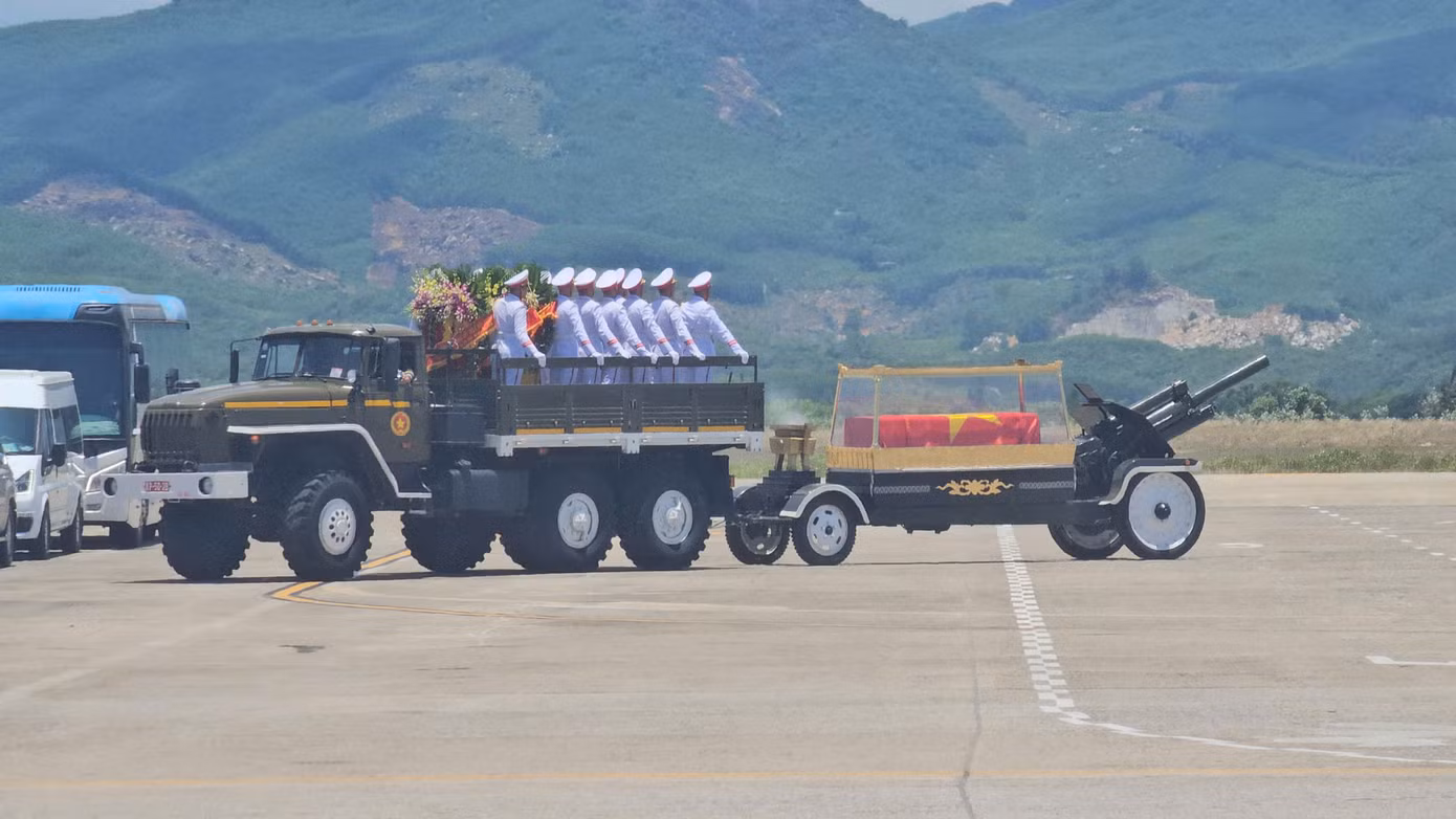 Hiện linh cữu đã lên linh xa di chuyển về nơi an táng ở xã Phổ Khánh (cách sân bay Chu Lai khoảng 100km).