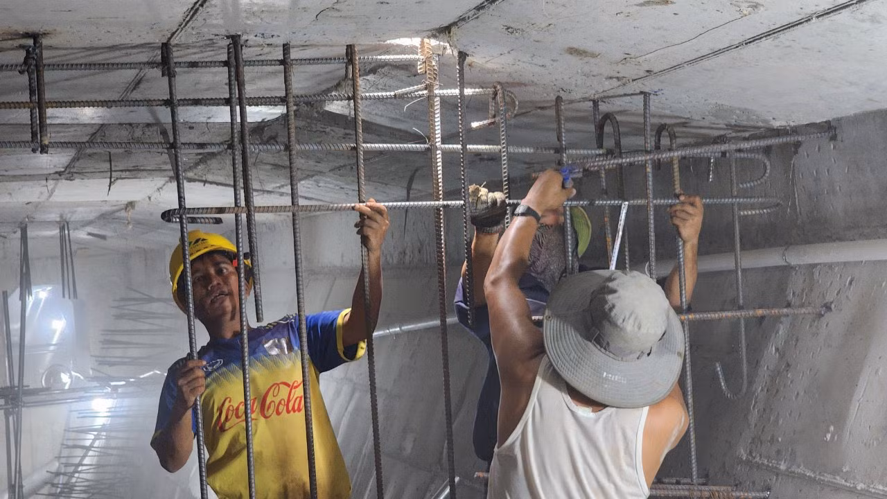 Hiện nhà thầu bắn sắt găm trực tiếp vào dầm cầu để đan rọ sắt đổ ụ neo, qua đó căng cáp và gia tăng cường độ chống đỡ công trình.