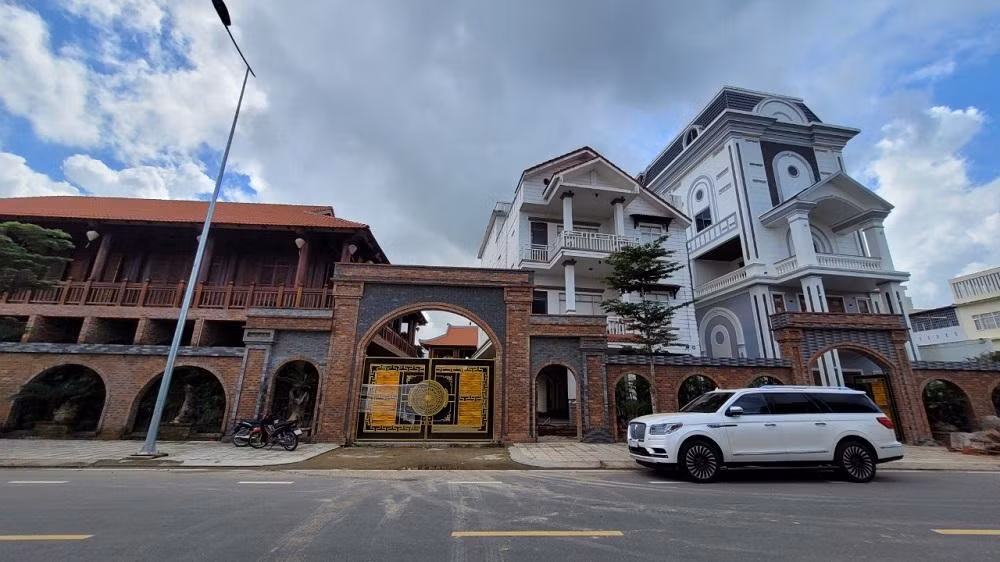 Mặt tiền khu biệt phủ của ông N.H.S.