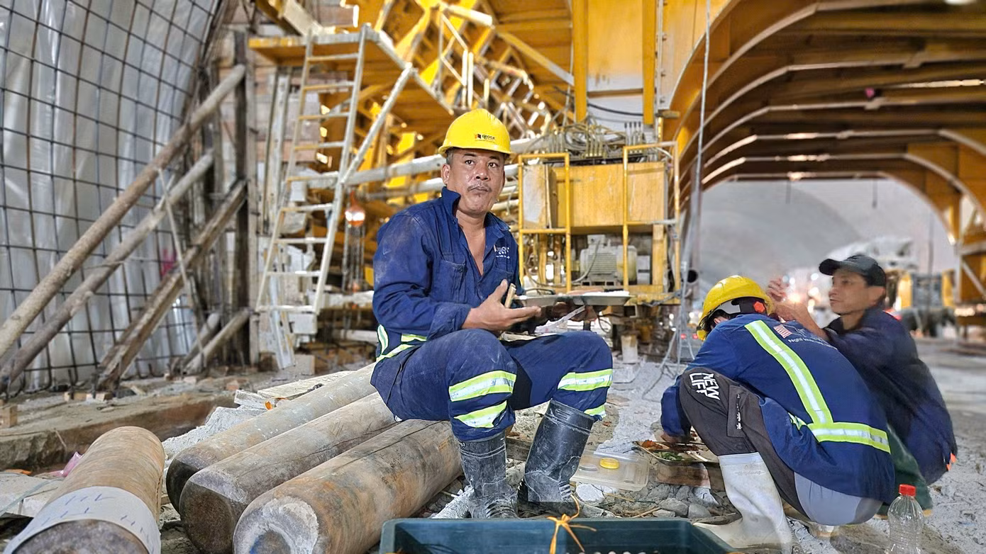 Công nhân tranh thủ nghỉ trưa để tiếp tục công việc.