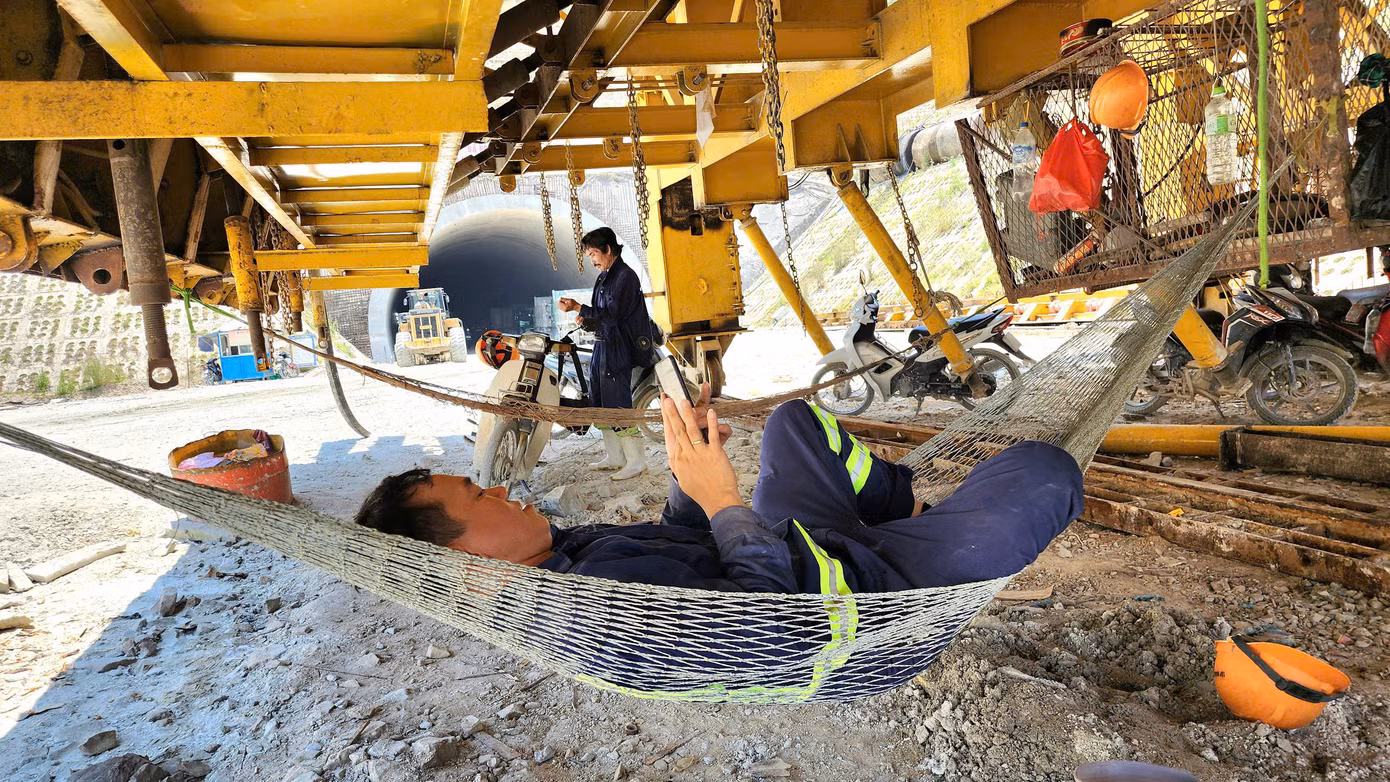 Công nhân tranh thủ nghỉ trưa để tiếp tục công việc.