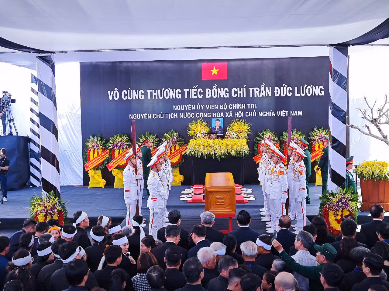Toàn cảnh lễ an táng nguyên Chủ tịch nước Trần Đức Lương.