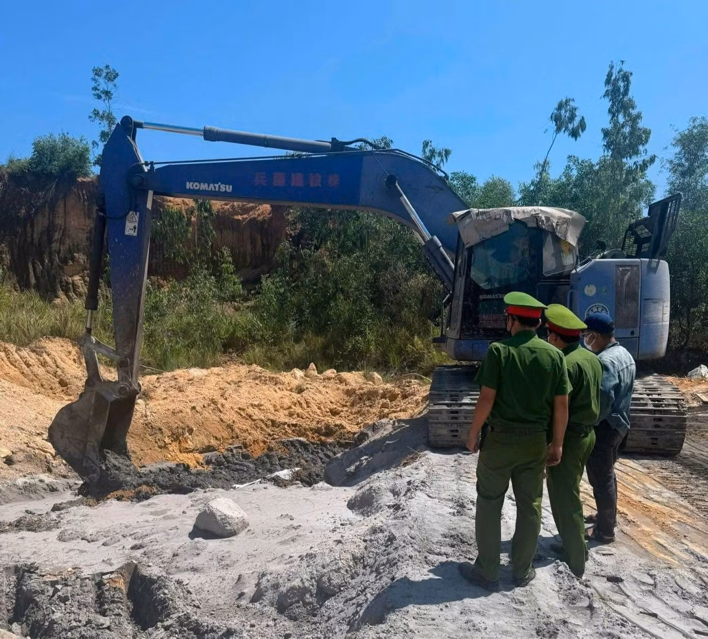 Ba doanh nghiệp ở Quảng Ngãi bị phát hiện có hành vi đổ chất thải rắn chưa qua xử lý ra môi trường. Ảnh: C.A.