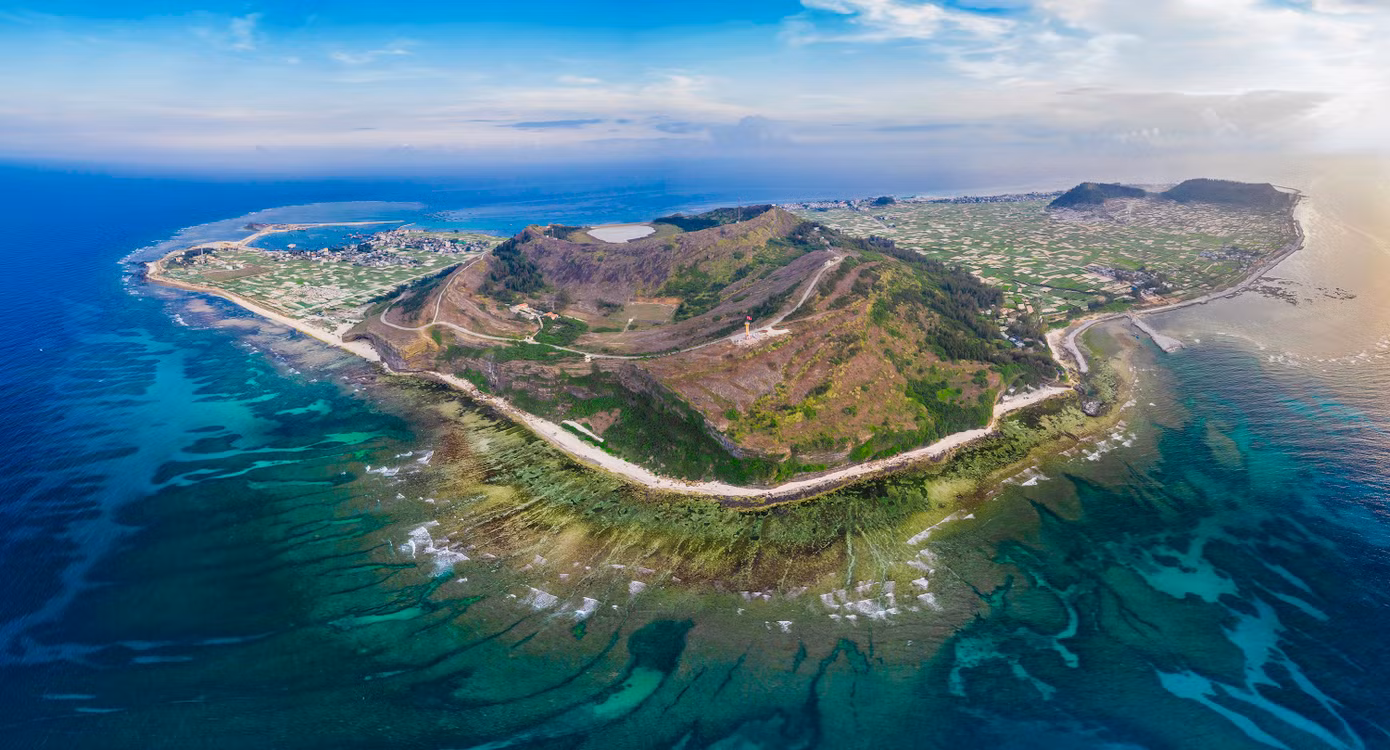 Huyện đảo Lý Sơn nằm cách đất liền 15 hải lý, với diện tích hơn 10 km2, dân số khoảng 22.000 người. Không những có vị trí chiến lược quan trọng về quốc phòng - an ninh, Lý Sơn còn được biết đến với nhiều thắng cảnh, di tích lịch sử như: Núi Thới Lới, cổng Tò Vò, chùa Đục... và nhiều bãi tắm đẹp thu hút nhiều du khách trong nước và quốc tế. Ảnh: Bùi Thanh Trung.