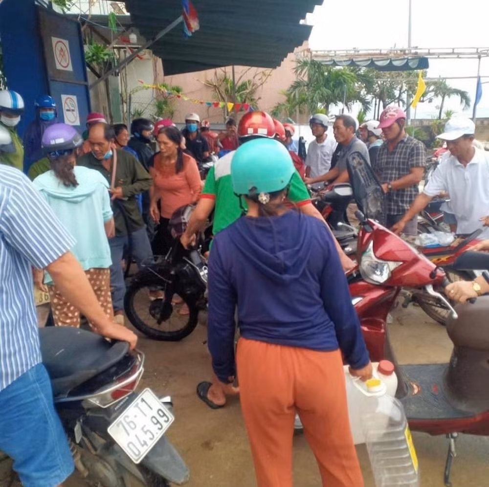 Nhiều người mang cả can nhựa 5-20 lít chờ sẵn bên ngoài cửa hàng.