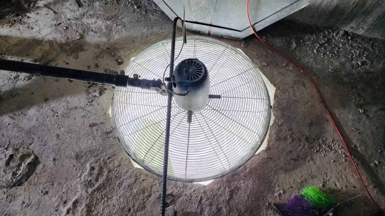 Để “giảm nhiệt” cho công nhân trong hộp dầm, nhà thầu bố trí hàng chục quạt thông gió lắp ở các lối thông giữa các hộp dầm, để bớt nóng và đẩy bụi phát sinh trong lúc thi công ra bên ngoài.