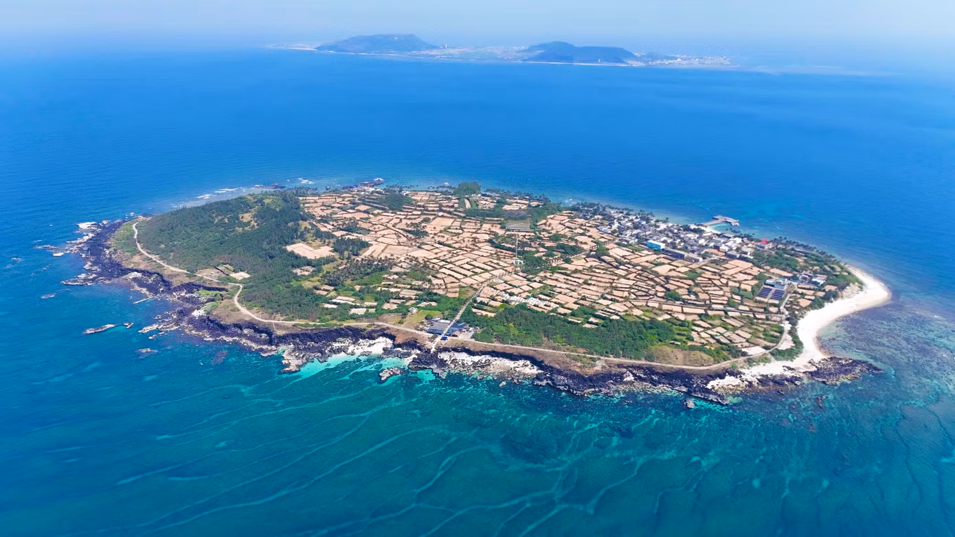 Đảo Bé (hay còn gọi là đảo An Bình) nằm cách đảo Lớn (huyện Lý Sơn, tỉnh Quảng Ngãi) khoảng 3 hải lý về hướng Tây Bắc. Đảo có diện tích chừng 0,69km2. Ảnh: Nguyễn Ngọc.