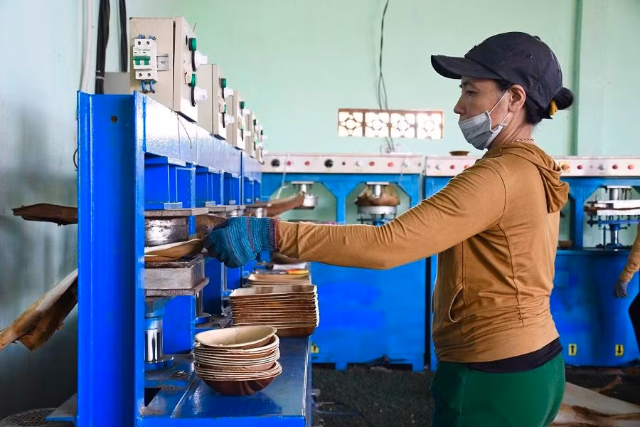 Mỗi máy sản xuất có 5 khuôn để tạo ra 5 mẫu chén dĩa kích thước khác nhau với công suất 200 sản phẩm/máy/ngày. Ảnh: Nguyễn Ngọc