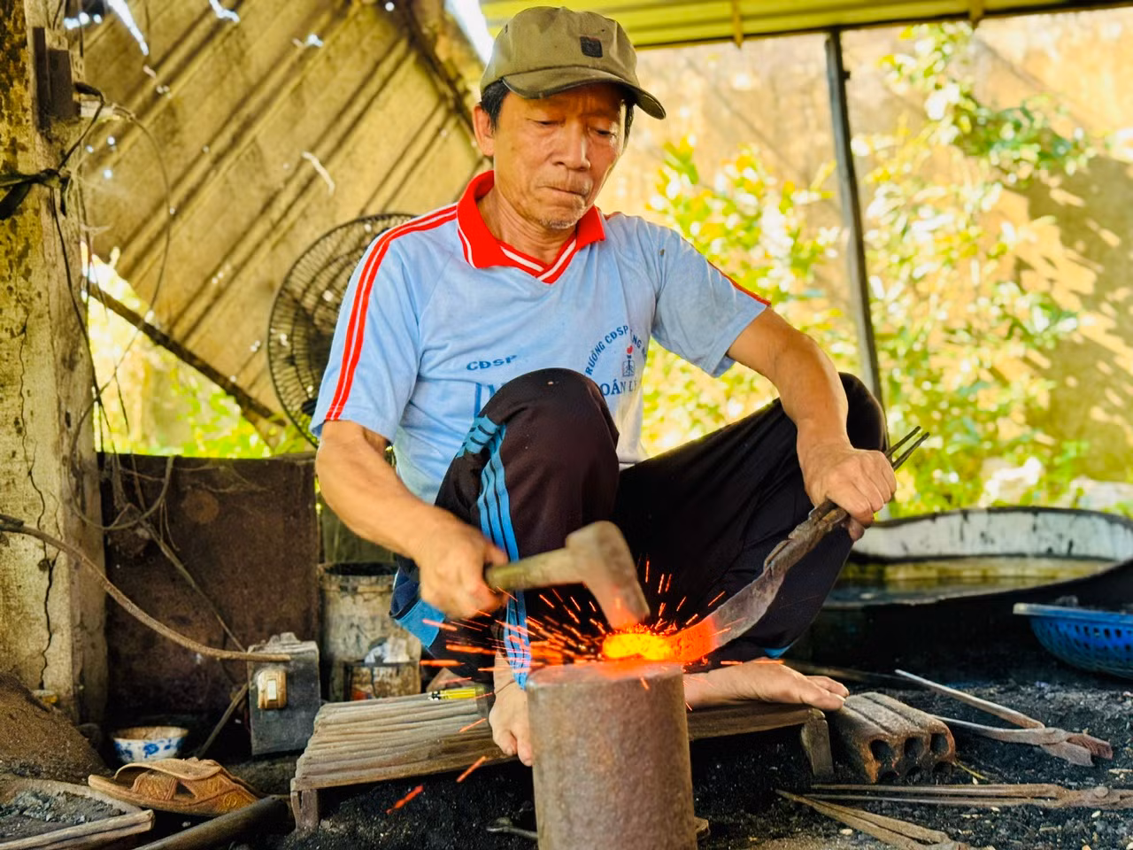 Hơn 50 năm theo nghề, ông Nguyễn Tòng (66 tuổi, trú ở thôn Minh Khánh, xã Tịnh Minh) cho biết, cũng không ai rõ nghề có từ bao giờ, ông là đời thứ 3 trong gia đình có truyền thống làm nghề rèn.