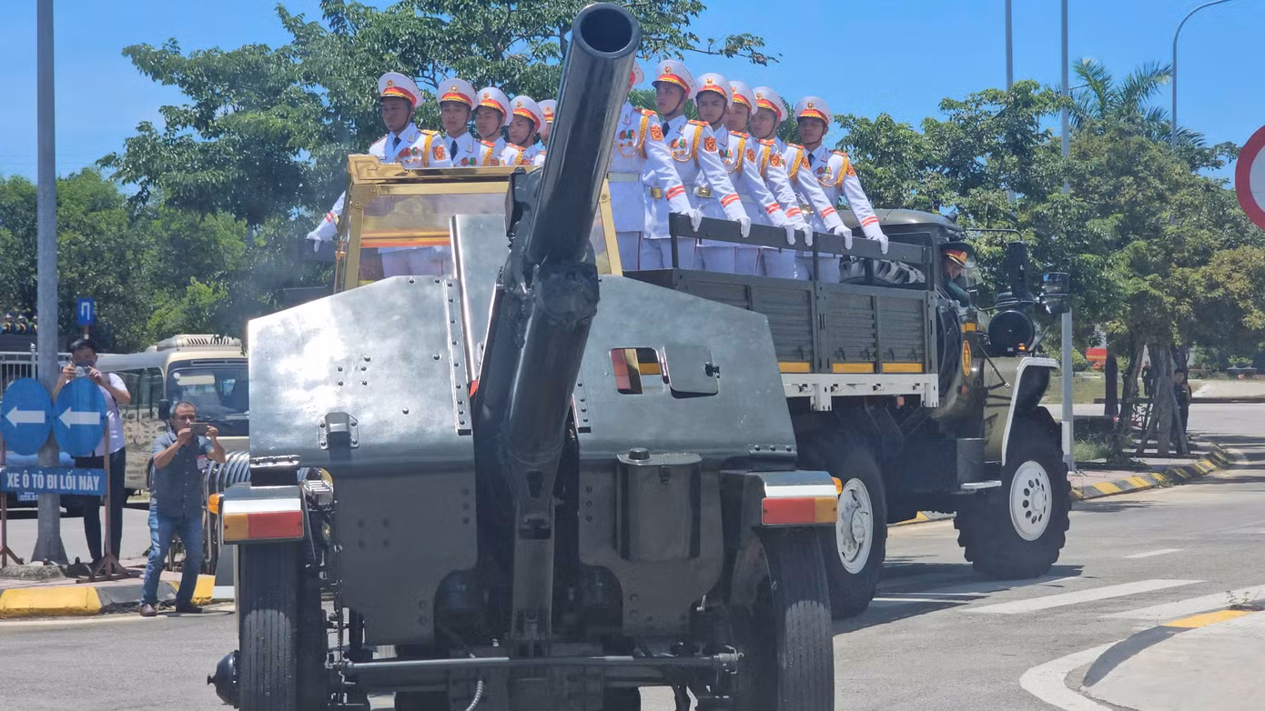 Đoàn xe đưa linh cữu nguyên Chủ tịch nước Trần Đức Lương đang di chuyển về Quảng Ngãi.