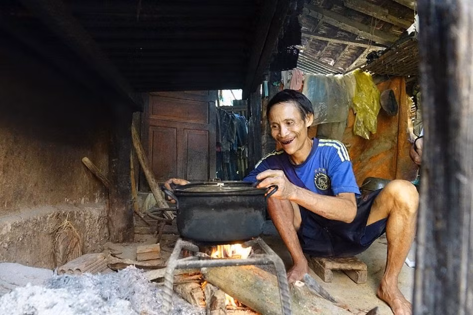 Thời điểm “người rừng” Hồ Văn Lang còn khỏe mạnh lên rừng trồng chuối bán - ảnh Nguyễn Ngọc