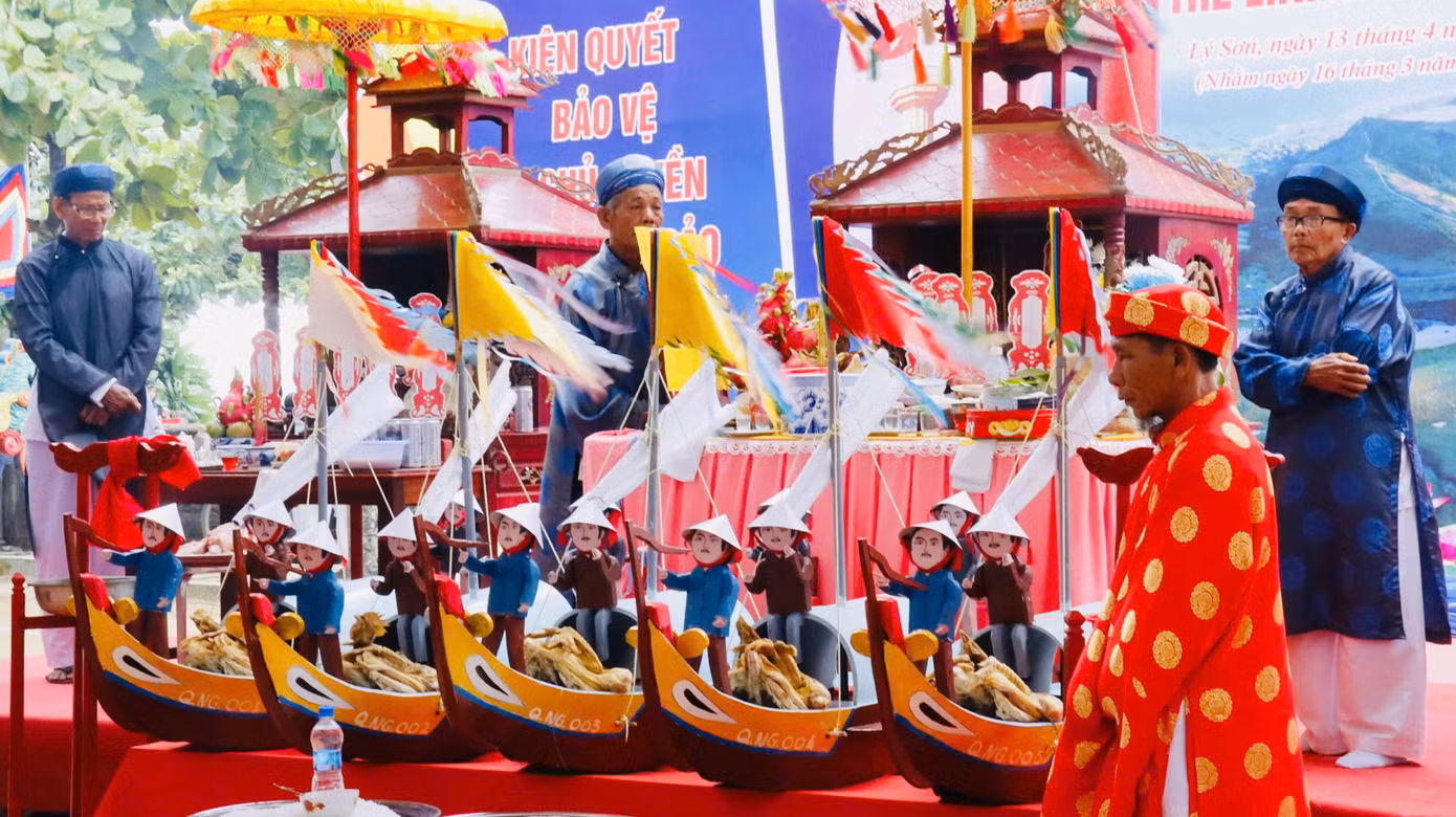 Một lễ vật không thể thiếu trong lễ khao lề thế lính là thuyền câu và bài vị của những binh phu đã bỏ mình nơi dặm dài biển cả. Ảnh: Nguyễn Ngọc.