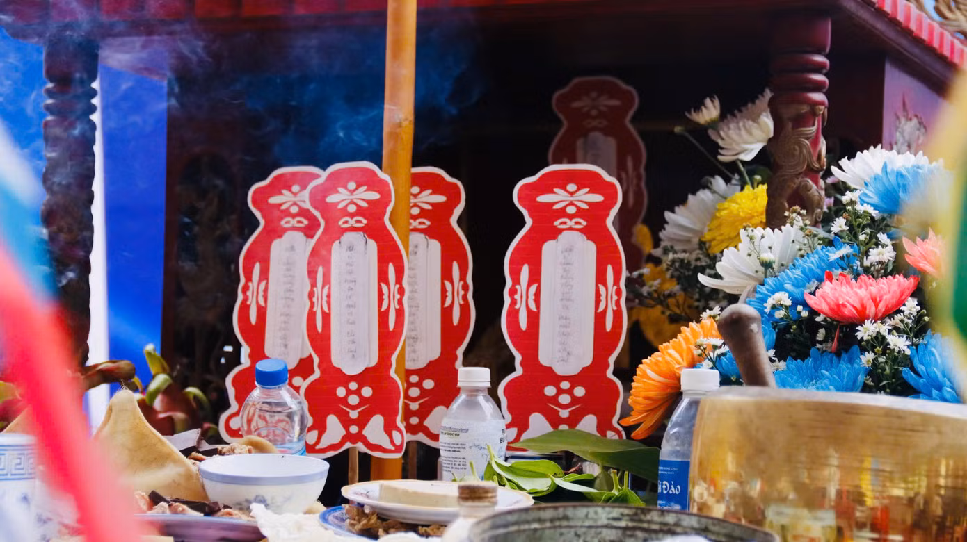 Một lễ vật không thể thiếu trong lễ khao lề thế lính là thuyền câu và bài vị của những binh phu đã bỏ mình nơi dặm dài biển cả. Ảnh: Nguyễn Ngọc.