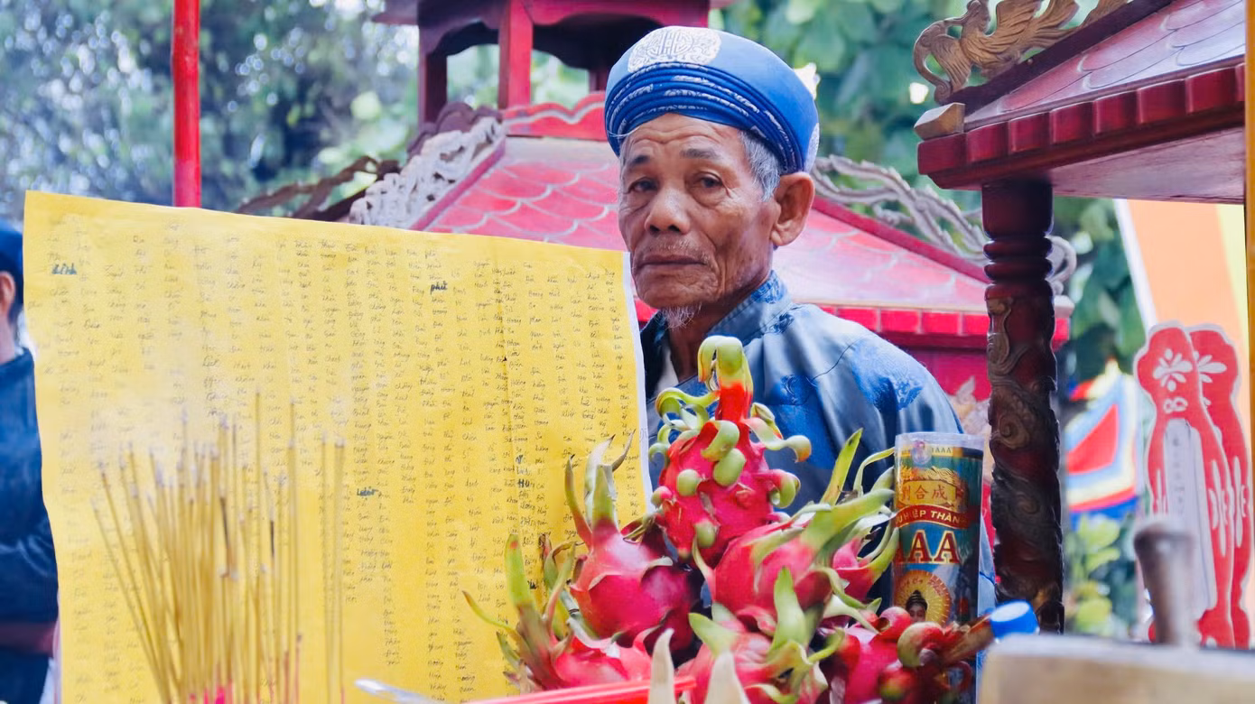 Nghi thức tế lễ trước bài vị các hùng binh Hoàng Sa.