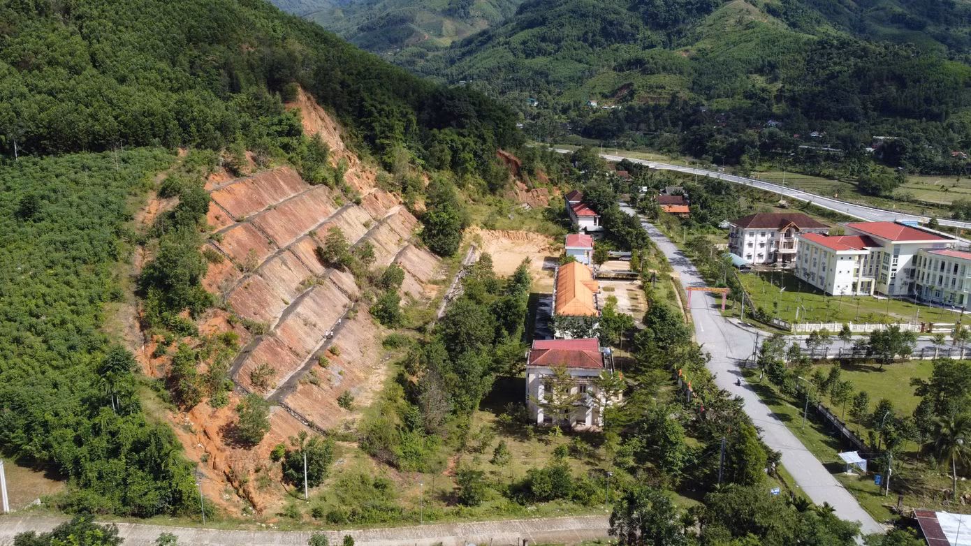 Suốt nhiều năm qua, cứ đến mùa mưa bão, các cán bộ, nhân viên nhiều cơ quan, đơn vị khu hành chính huyện Sơn Tây (tỉnh Quảng Ngãi) lại lo lắng, bất an vì sạt lở núi.