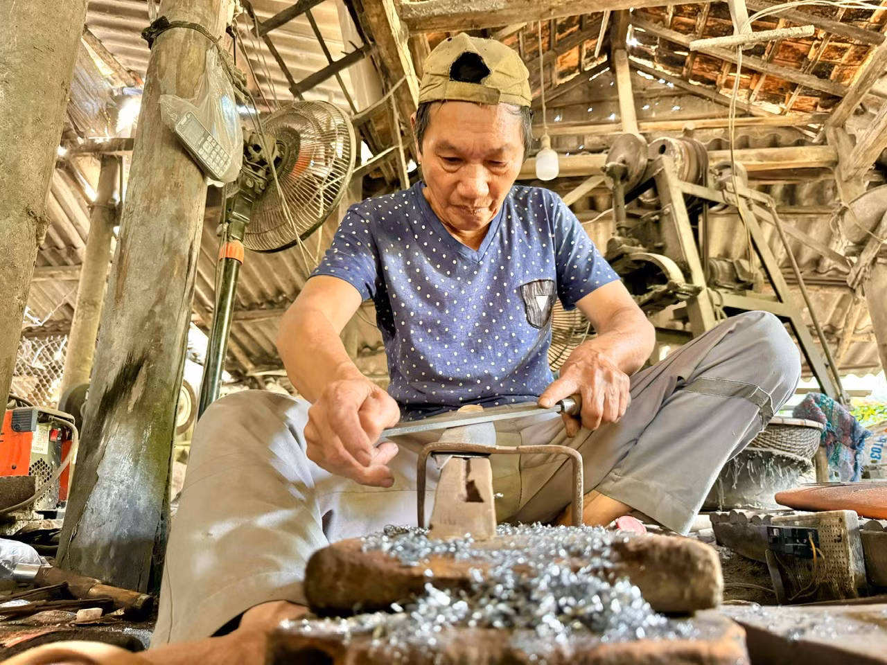 Mỗi năm làng rèn Minh Khánh (xã Tịnh Minh) sản xuất ra khoảng hơn 200.000 sản phẩm, chủ yếu là rựa, liềm, dao, xẻng, cuốc, búa... Sản phẩm kim khí ở đây có nét riêng, sắc sảo khiến người dùng ưa thích. Các sản phẩm không chỉ tiêu thụ trong tỉnh mà còn được xuất đi các tỉnh phía Nam và Tây Nguyên.