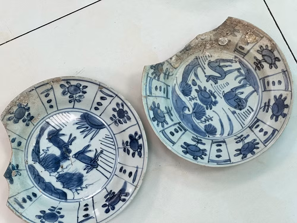 Số hiện vật gốm sứ tìm thấy có nguồn gốc sản xuất từ các lò gốm Chương Châu vùng Nam Trung Hoa, niên đại thế kỷ 16 – 17 thuộc giai đoạn Minh – Thanh.